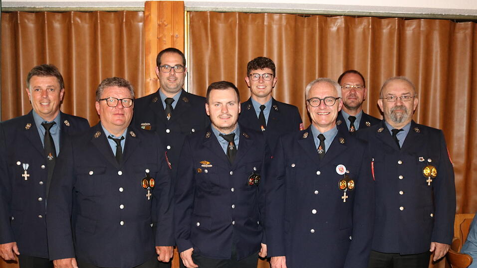 Die neue Vorstandschaft der FFW Oberschneiding von links: Mitglied und BGM Ewald Seifert, stellvertretender Vorsitzender Wolfgang Anzinger, Kommandant Christian Kiermeier, Jugendwart Andreas Krinner, Schriftf&uuml;hrer Florian Seifert, Vorstand Thomas Krinner, Georg Bosl, Kassier Wolfgang D&uuml;nstl.