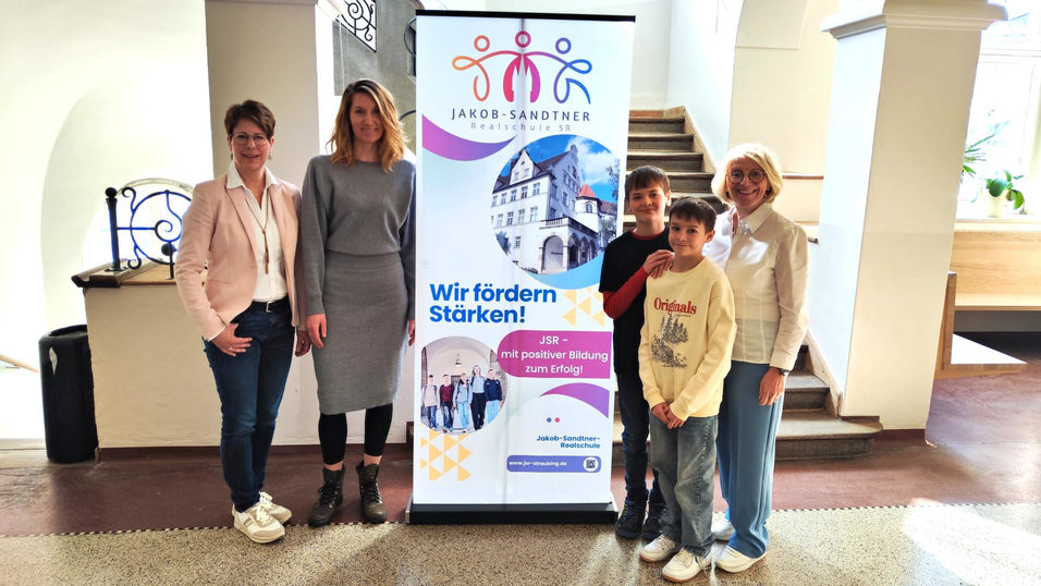 Das neue Logo und Motto pr&auml;sentierten&nbsp;(v.l.): Petra Hirtreiter (Konrektorin), Nadine Zukowski (Gestaltung und Design) und Direktorin Regina Houben.