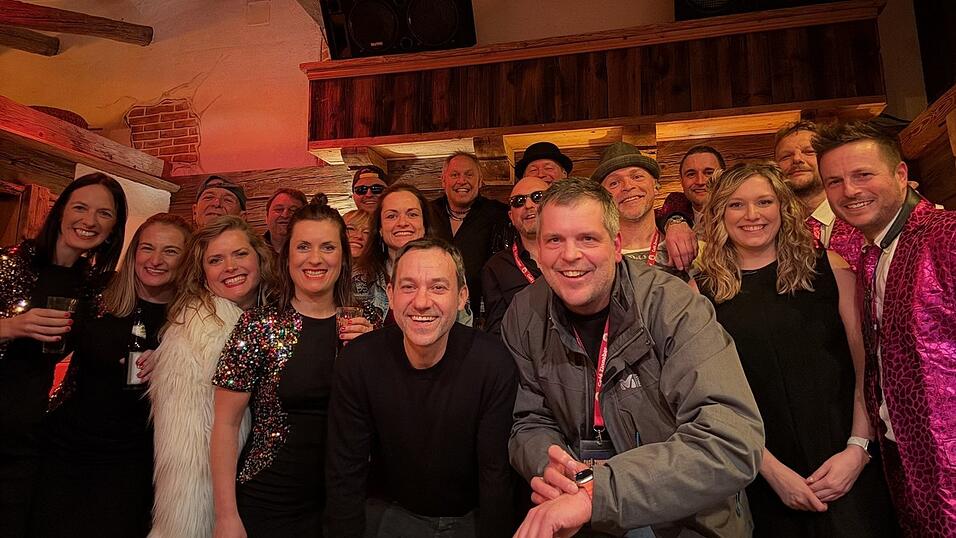 Die Band hinter der B&uuml;hne: (v.l.) Daniela Torwarth, Dr. Genoveva Brandl, Andreas Adlhoch, Carolin Juretschka, Michael Irlbeck, Susanna Falter, Katrin Multerer, Philipp Houben, Katharina Klingseisen, Philipp Lang, Michael Kurnoth, Michael Glei&szlig;ner, Hans Traurig jun., Thomas Kybelksties, Matthias Kilger, Simon Miethaner, Annabell Prager, Mathias Schindlmeier und Daniel Huber