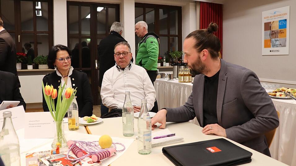 Ein Ehrenamtsfonds schwebt Steve Brachwitz, Landratskandidat der SPD, vor, um Vereine und Initiativen f&uuml;r besondere Investitionen auszustatten. Ehrenamtsexpertin Johanna Plach hakt nach, wie die Finanzierung sichergestellt werden soll.