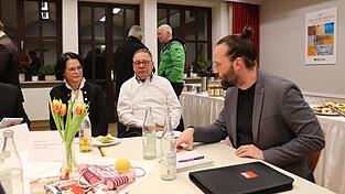 Ein Ehrenamtsfonds schwebt Steve Brachwitz, Landratskandidat der SPD, vor, um Vereine und Initiativen f&uuml;r besondere Investitionen auszustatten. Ehrenamtsexpertin Johanna Plach hakt nach, wie die Finanzierung sichergestellt werden soll.