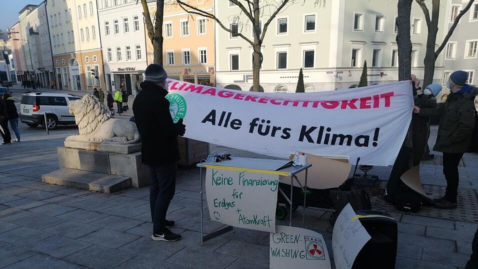 In einem Infostand am Passauer Ludwigsplatz haben Fridays-For-Future-Aktivisten am Freitag zum Thema Klimaschutz informiert. In einem Infostand am Passauer Ludwigsplatz haben Fridays-For-Future-Aktivisten am Freitag zum Thema Klimaschutz informiert.