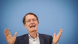 Bundesgesundheitsminister Karl Lauterbach (SPD) stellt das Cannabis-Gesetz in Berlin vor.