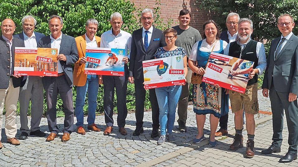 Die Spendenempfänger Dr. Christoph Günther, Prof. Dr. Kurt Naber, Hans Sagstetter (Förderverein für Kultur und Forschung Bogen-Oberalteich und Konzertfreunde), Norbert Leutschaft, Klaus Maier (SSC Straßkirchen), Julia Hagner, Dennis Günter (LPV) und Gabi Zach, Markus Krinner (Münchshöfener Kultur, von links) mit Walter Strohmaier (6. von links), Dr. Martin Kreuzer (rechts) und Landrat Josef Laumer (3. von rechts) bei der Spendenübergabe. Die Spendenempfänger Dr. Christoph Günther, Prof. Dr. Kurt Naber, Hans Sagstetter (Förderverein für Kultur und Forschung Bogen-Oberalteich und Konzertfreunde), Norbert Leutschaft, Klaus Maier (SSC Straßkirchen), Julia Hagner, Dennis Günter (LPV) und Gabi Zach, Markus Krinner (Münchshöfener Kultur, von links) mit Walter Strohmaier (6. von links), Dr. Martin Kreuzer (rechts) und Landrat Josef Laumer (3. von rechts) bei der Spendenübergabe.