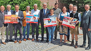 Die Spendenempfänger Dr. Christoph Günther, Prof. Dr. Kurt Naber, Hans Sagstetter (Förderverein für Kultur und Forschung Bogen-Oberalteich und Konzertfreunde), Norbert Leutschaft, Klaus Maier (SSC Straßkirchen), Julia Hagner, Dennis Günter (LPV) und Gabi Zach, Markus Krinner (Münchshöfener Kultur, von links) mit Walter Strohmaier (6. von links), Dr. Martin Kreuzer (rechts) und Landrat Josef Laumer (3. von rechts) bei der Spendenübergabe. Die Spendenempfänger Dr. Christoph Günther, Prof. Dr. Kurt Naber, Hans Sagstetter (Förderverein für Kultur und Forschung Bogen-Oberalteich und Konzertfreunde), Norbert Leutschaft, Klaus Maier (SSC Straßkirchen), Julia Hagner, Dennis Günter (LPV) und Gabi Zach, Markus Krinner (Münchshöfener Kultur, von links) mit Walter Strohmaier (6. von links), Dr. Martin Kreuzer (rechts) und Landrat Josef Laumer (3. von rechts) bei der Spendenübergabe.