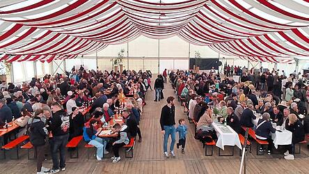 Gut besucht war während des ganzen Tages das Festzelt.