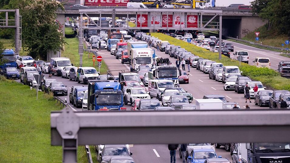 Lange Staus bildeten sich während der bayerischen Sommerferien auch heuer wieder (Symbolbild).