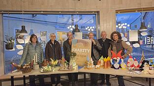 Sie brachten die Deko- und Geschenkartikel in die „Alte Metzgerei“: (v.l.) Angela Schreiner und Katharina Gogolin vom Ökumenischen Arbeitskreis, Christian Dreher, Leiter der Zweigstelle Bad Kötzting der Behindertenwerkstätten Oberpfalz (Campus Oberpfalz), Stadtmarketing-Vorsitzende Carola Höcherl-Neubauer und Arnfried Lausch mit Christa Aschenbrenner von der Tafel Bad Kötzting. Sie brachten die Deko- und Geschenkartikel in die „Alte Metzgerei“: (v.l.) Angela Schreiner und Katharina Gogolin vom Ökumenischen Arbeitskreis, Christian Dreher, Leiter der Zweigstelle Bad Kötzting der Behindertenwerkstätten Oberpfalz (Campus Oberpfalz), Stadtmarketing-Vorsitzende Carola Höcherl-Neubauer und Arnfried Lausch mit Christa Aschenbrenner von der Tafel Bad Kötzting.