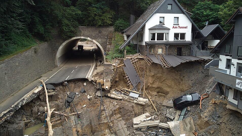 Die Bundesstra&szlig;e durch das Ahrtal ist hinter einem Tunnel von der Sturzflut im Juli weggerissen worden. (Archivbild)