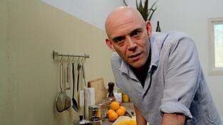 Souver&auml;ne Pr&auml;senz: Schauspieler Robert D&ouml;lle spricht in die Kamera.