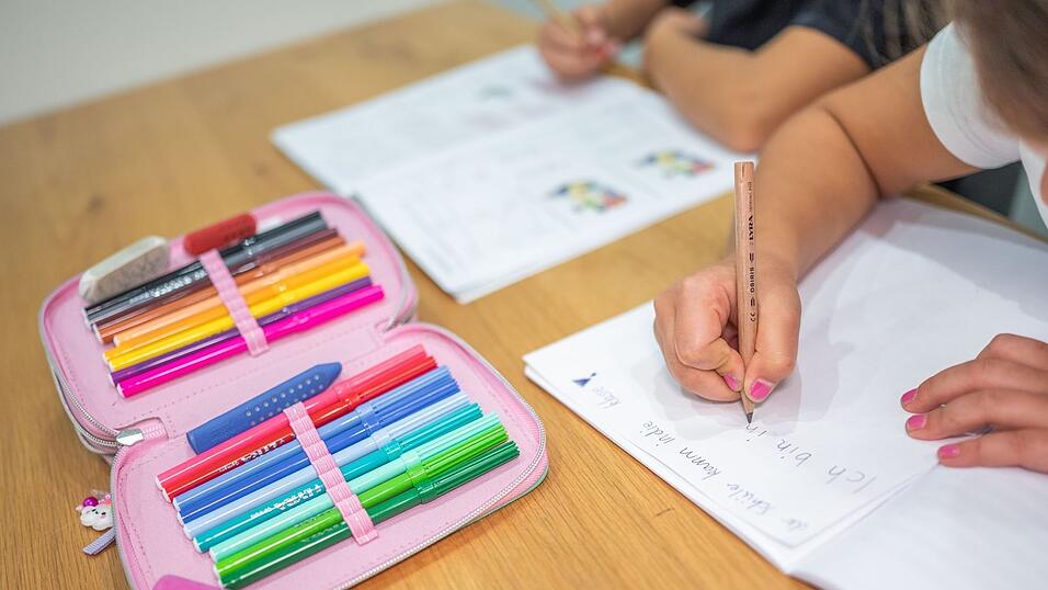 Wer eine Sprache nicht spricht, tut sich auch schwer beim Lesen- und Schreibenlernen. (Symbolbild) Wer eine Sprache nicht spricht, tut sich auch schwer beim Lesen- und Schreibenlernen. (Symbolbild)