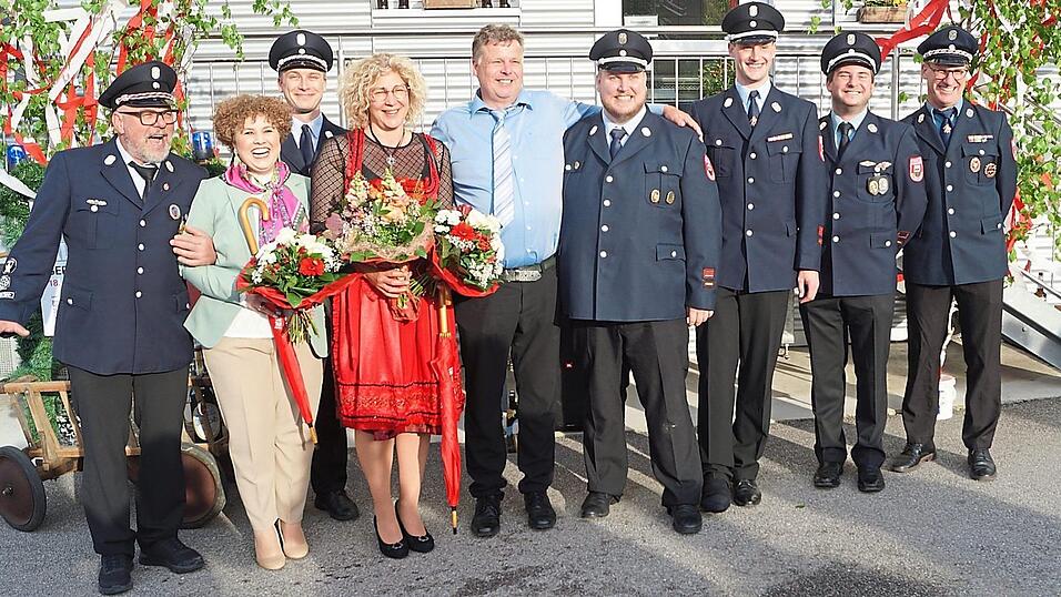 Die Führung des Festvereins FFW Altenkreith mit den beiden Schirmherrinnen Alexandra Riedl und Kerstin Haberzeth sowie dem Patenverein aus Mitterdorf. Die Führung des Festvereins FFW Altenkreith mit den beiden Schirmherrinnen Alexandra Riedl und Kerstin Haberzeth sowie dem Patenverein aus Mitterdorf.
