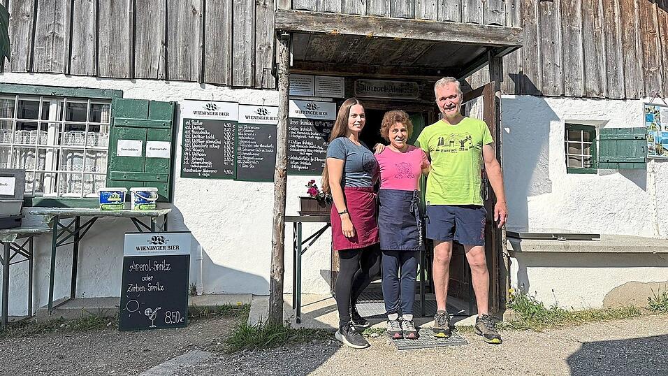 Andi Potschacher steht mit seiner Frau und Tochter vor der Alm der Familie. Andi Potschacher steht mit seiner Frau und Tochter vor der Alm der Familie.