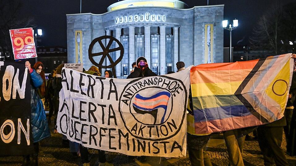 Es gibt aber auch Protest gegen Schwarzer vor der Volksbühne. Es gibt aber auch Protest gegen Schwarzer vor der Volksbühne.