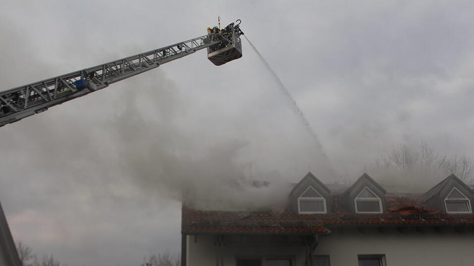 Ausgebrochen ist das Feuer im Dachstuhl