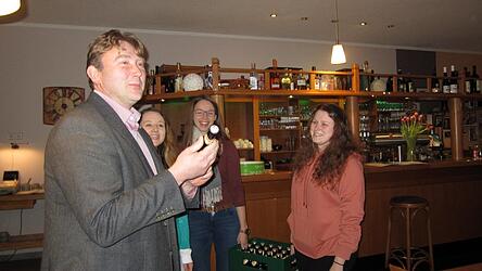 Die Jungen W&auml;hler hatten sich zur Motivation etwas Besonderes einfallen lassen: Wolfgang K&uuml;rzinger bekam einen Kasten Bier, jede Flasche ziert sein Konterfei.