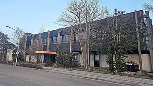 Heute, Donnerstag, geht die neue Flüchtlingsunterkunft im ehemaligen Bürogebäude in der Bayerwaldstraße nahe dem Kaufpark in Neutraubling in Betrieb. Sie bietet Platz für bis zu 45 Personen. Heute, Donnerstag, geht die neue Flüchtlingsunterkunft im ehemaligen Bürogebäude in der Bayerwaldstraße nahe dem Kaufpark in Neutraubling in Betrieb. Sie bietet Platz für bis zu 45 Personen.