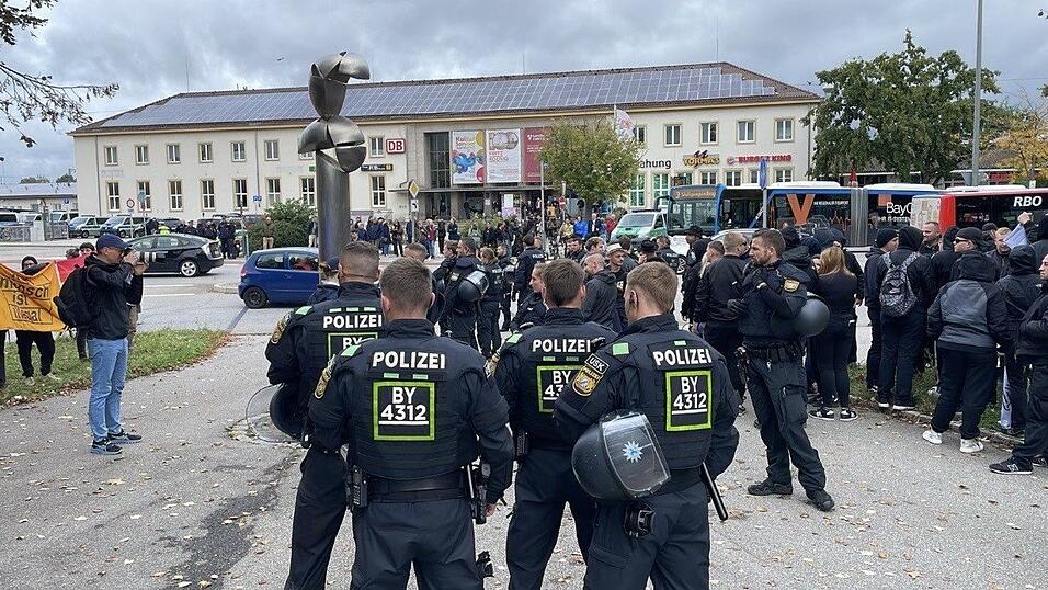 Am 28. September findet in Landshut der sechste CSD statt, zu dem bisher laut Polizeiangaben rund 50 rechtsextreme Gegendemonstranten erschienen sind. Über 200 Polizeibeamte sind vor Ort, um für Sicherheit zu sorgen.