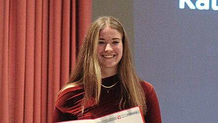 Katharina Weinzierl bei der Verleihung der Urkunde.