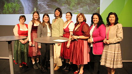 &bdquo;Von Frau zu Frau&ldquo;: Deggendorfs Kreisb&auml;uerin und Gastgeberin Rosemarie Mattis (3. v. r.) mit der ober&ouml;sterreichischen Landesb&auml;uerin Johanna Haider (2. v. r.), der Kreisb&auml;uerin Straubing-Bogen, Claudia Erndl (r.), der stellvertretenden Kreisb&auml;uerin Deggendorfs, Heidi Wenig (l.) und den vier Jungb&auml;uerinnen (v. l.): Julia Nei&szlig;endorfer, Magdalena Altsch&auml;ffl, Maria Magdalena Maidl und Rebecca M&uuml;ller.