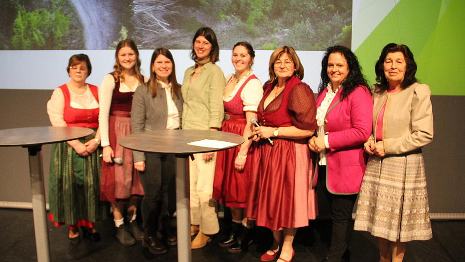 &bdquo;Von Frau zu Frau&ldquo;: Deggendorfs Kreisb&auml;uerin und Gastgeberin Rosemarie Mattis (3. v. r.) mit der ober&ouml;sterreichischen Landesb&auml;uerin Johanna Haider (2. v. r.), der Kreisb&auml;uerin Straubing-Bogen, Claudia Erndl (r.), der stellvertretenden Kreisb&auml;uerin Deggendorfs, Heidi Wenig (l.) und den vier Jungb&auml;uerinnen (v. l.): Julia Nei&szlig;endorfer, Magdalena Altsch&auml;ffl, Maria Magdalena Maidl und Rebecca M&uuml;ller.