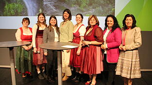 &bdquo;Von Frau zu Frau&ldquo;: Deggendorfs Kreisb&auml;uerin und Gastgeberin Rosemarie Mattis (3. v. r.) mit der ober&ouml;sterreichischen Landesb&auml;uerin Johanna Haider (2. v. r.), der Kreisb&auml;uerin Straubing-Bogen, Claudia Erndl (r.), der stellvertretenden Kreisb&auml;uerin Deggendorfs, Heidi Wenig (l.) und den vier Jungb&auml;uerinnen (v. l.): Julia Nei&szlig;endorfer, Magdalena Altsch&auml;ffl, Maria Magdalena Maidl und Rebecca M&uuml;ller.