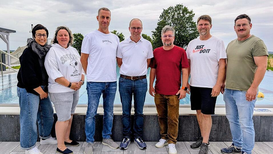 Ramona Meindl (v. l.), Melanie Bielmeier, Christian Able, B&uuml;rgermeister Martin Hiergeist mit Vorsitzendem des F&ouml;rdervereins Oliver Knab, Thomas Singer und Michael Schott vom Bauhof
