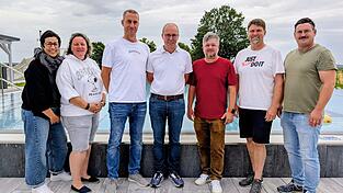 Ramona Meindl (v. l.), Melanie Bielmeier, Christian Able, B&uuml;rgermeister Martin Hiergeist mit Vorsitzendem des F&ouml;rdervereins Oliver Knab, Thomas Singer und Michael Schott vom Bauhof