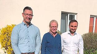 Christian Degen, Gesch&auml;ftsf&uuml;hrer der Ilmtalklinik GmbH, und Christoph Seika, MVZ-Betriebsleiter, begr&uuml;&szlig;en Dr. Julia Ertl am MVZ am Mainburger Krankenhaus.