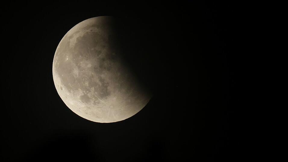 Am Freitag wird der Mond zum Teil vom Erdschatten verdunkelt.