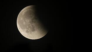 Am Freitag wird der Mond zum Teil vom Erdschatten verdunkelt. Am Freitag wird der Mond zum Teil vom Erdschatten verdunkelt.