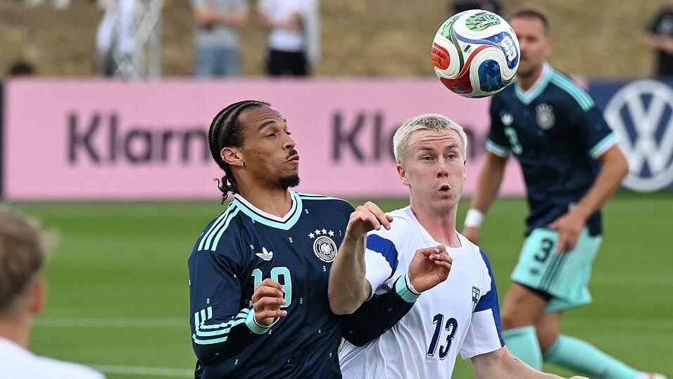 Leroy Sané (l) ist zum Herausforderer von Youngster Lennart Karl geworden. Leroy Sané (l) ist zum Herausforderer von Youngster Lennart Karl geworden.