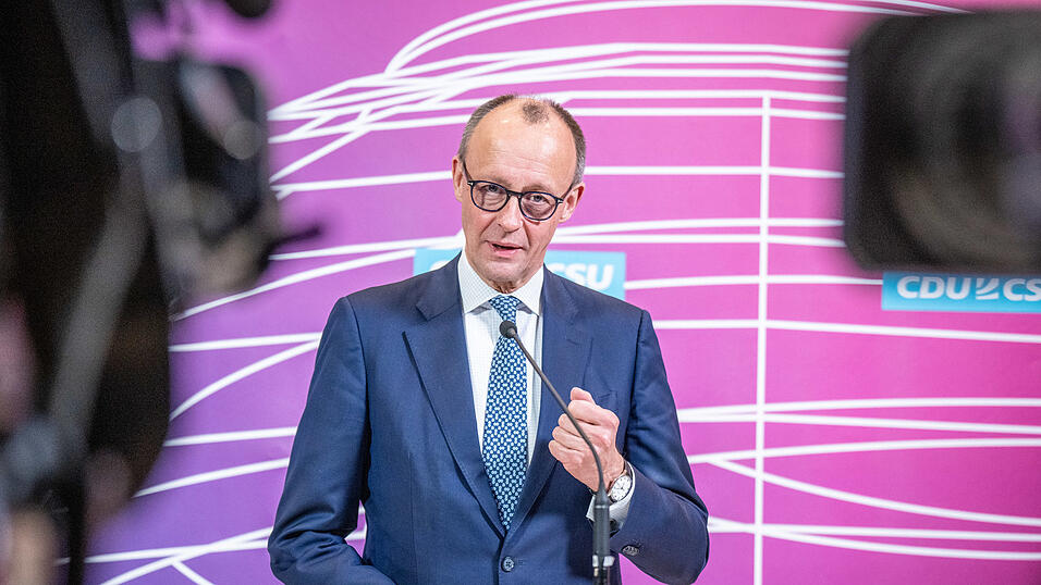 Gut anderthalb Jahre vor der nächsten Bundestagswahl hat CDU-Chef Friedrich Merz mit seinen Äußerungen zur Möglichkeit eines schwarz-grünen Bündnisses eine Debatte über Koalitionsoptionen entfacht.