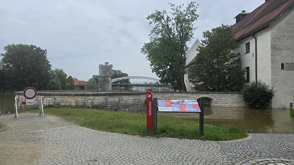 Der Hochwasserschutz rund um den Adler in Straubing wurde zusätzlich verstärkt. Am Dienstagmorgen reicht das Wasser bis zum Treppenaufgang. Der Hochwasserschutz rund um den Adler in Straubing wurde zusätzlich verstärkt. Am Dienstagmorgen reicht das Wasser bis zum Treppenaufgang.