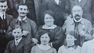 In der Bildmitte ist Sofie Schwarz zu sehen. Das Bild stammt aus dem Buch „Viechtacher Bürger und ihre Häuser“. In der Bildmitte ist Sofie Schwarz zu sehen. Das Bild stammt aus dem Buch „Viechtacher Bürger und ihre Häuser“.