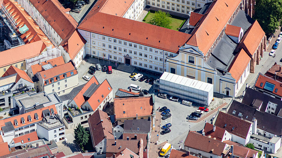 Mitte 2027 sollen die Container auf dem Regierungsplatz abgebaut werden. Dann k&ouml;nnte die Umgestaltung beginnen. Mit dieser soll der Platz aufgewertet, als Gewerbestandort attraktiver und vor allem an die Klima-Herausforderungen angepasst werden.