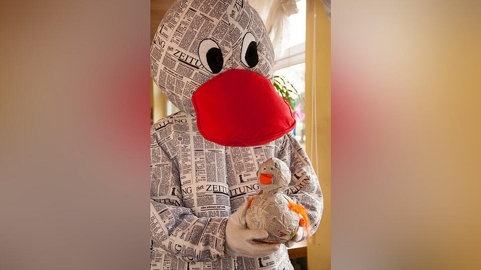 20 Kindergartenkinder des Städtischen Kindergartens in Sossau testen Anfang Januar für drei Wochen ein besonderes Projekt der Mediengruppe Straubinger Tagblatt//Landshuter Zeitung. Nach dem Zeitungsprojekt in Schulen starten die Redakteure der Jugend- und Schulredaktion das Pilotprojekt 'Zeitung im Kindergarten'. Besonderes Highlight: Zeitungsmaskottchen Paula Print. 20 Kindergartenkinder des Städtischen Kindergartens in Sossau testen Anfang Januar für drei Wochen ein besonderes Projekt der Mediengruppe Straubinger Tagblatt//Landshuter Zeitung. Nach dem Zeitungsprojekt in Schulen starten die Redakteure der Jugend- und Schulredaktion das Pilotprojekt 'Zeitung im Kindergarten'. Besonderes Highlight: Zeitungsmaskottchen Paula Print.