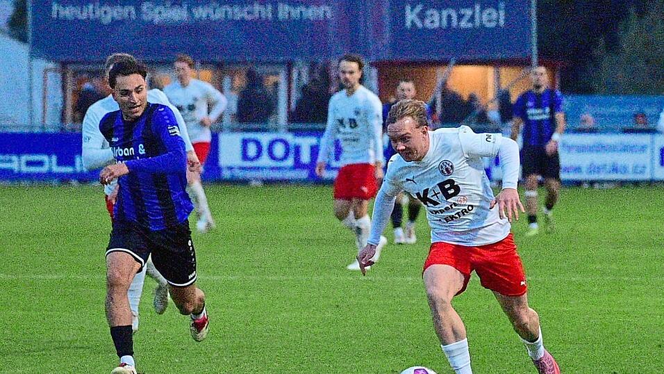 Cham mit Konstantin Landstorfer (in Weiß) dominierte nur die erste Halbzeit gegen Weiden mit Alexander Kautz,