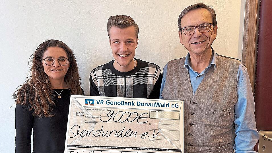 Tobi Probst freute sich zusammen mit Tourismuschefin Monika H&auml;uslmeier und B&uuml;rgermeister Franz Wittmann, 9.000 Euro an die Benefizaktion Sternstunden &uuml;bergeben zu k&ouml;nnen.