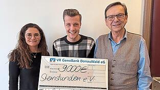 Tobi Probst freute sich zusammen mit Tourismuschefin Monika H&auml;uslmeier und B&uuml;rgermeister Franz Wittmann, 9.000 Euro an die Benefizaktion Sternstunden &uuml;bergeben zu k&ouml;nnen.