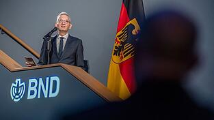 Der Pr&auml;sident des Bundesnachrichtendienstes, Martin J&auml;ger, will den BND zu einer schlagkr&auml;ftigen Abwehreinheit gegen Angriffe auf Deutschland machen.