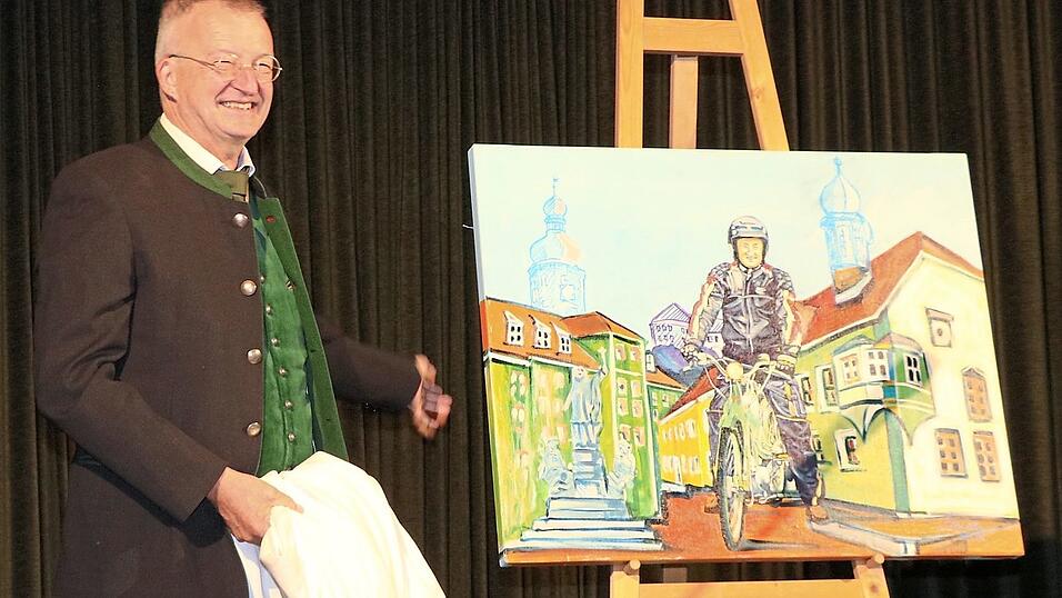 Die &Uuml;berraschung ist gelungen: Markus Ackermann auf seiner NSU Quickly am Waldm&uuml;nchner Marktplatz, gemalt von Lomax - das Geschenk der Stadt zum Abschied und zum Start in eine neue Lebensphase.