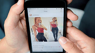Instagram-Nutzerin Amalie Lee, die an einer Essstörung leidet, dokumentiert auf der Plattform ihren Weg zurück. Soziale Medien können aber auch Essstörungen auslösen, sagt Professorin Eva Wunderer.