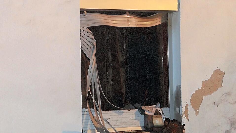 Das Zimmer in der Doppelhaushälfte in Plattling brannte am 14. November vollständig aus. Eine Frau kam bei dem Feuer ums Leben.
