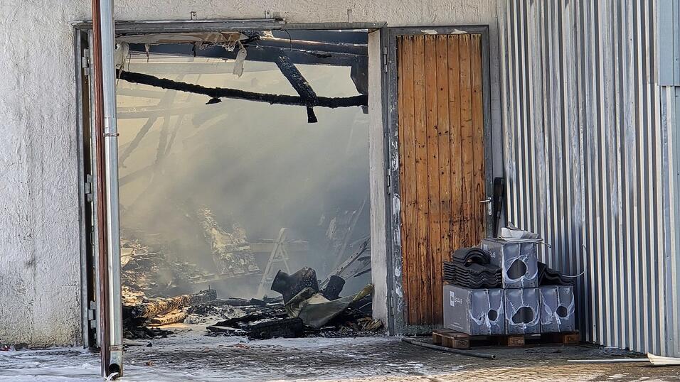 Die Flammen griffen auf eine Halle und ein Hackschnitzellager &uuml;ber &ndash; mit teuren Folgen.