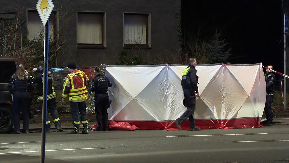 Die Polizei hat einen Sichtschutz aufgebaut. Die Polizei hat einen Sichtschutz aufgebaut.
