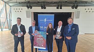 Voller Vorfreude auf das Konzert im B&uuml;rgersaal: (von links) B&uuml;rgermeister Hans Schmalhofer, Landrat Bernd Sibler, Katharina Schmid (Stadtwerke), Hermann Gruber (Waldwasser) und Maestro Mark Mast.