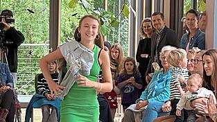 Die zum Tausch angebotenen Kleider wurden von Schülerinnen in einer Modenschau präsentiert. Die zum Tausch angebotenen Kleider wurden von Schülerinnen in einer Modenschau präsentiert.