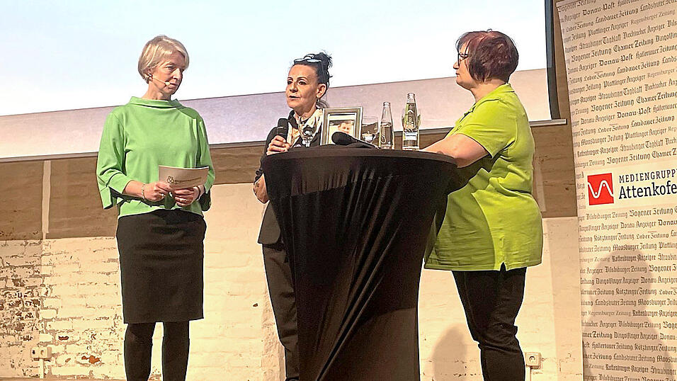 Eva Schmidt (Mitte) erz&auml;hlte von der schweren Entscheidung f&uuml;r oder gegen die Spende nach dem Tod ihres Bruders. Silvia Baumg&auml;rtler (rechts) bekam durch eine gespendete Leber 'ein zweites Leben'.