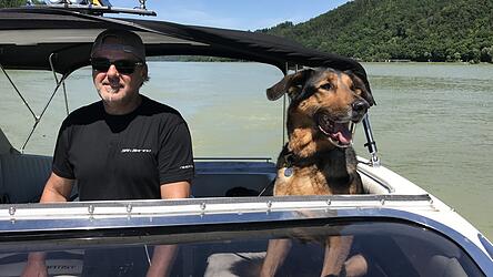 Josef Hällmayer war mit seinem Boot schon in ganz Europa unterwegs; hier ist er mit „Rusty“ auf dem Weg nach Budapest. Der Donau-Abschnitt bei uns in der Region ist für ihn einer der schönsten - die Infrastruktur aber „ausbaufähig“.